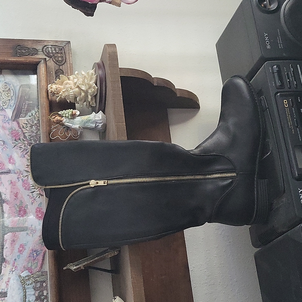 Ladies boot.....  Size 8.... Unlisted... Is black with gold zipper